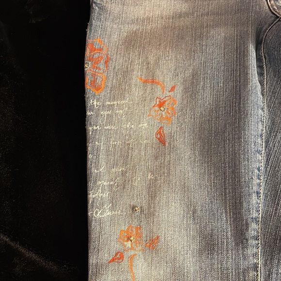 Guess jeans flare leg with painted flowers & rhinestones flare leg size 27 - Picture 3 of 7